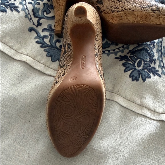 Nurture Snakeskin leather Cork Heel Pumps size 8 4” heel - Picture 2 of 16